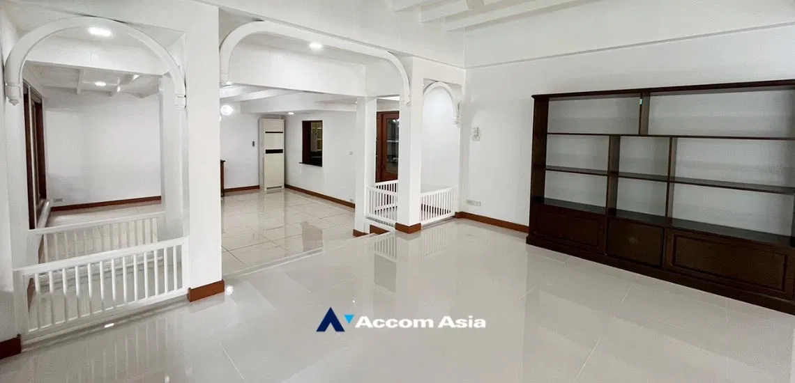 รูป 🔼🔽 AccomA 📩 Exclusive Detached House for Rent in Ekkamai – Private Gated Compound with Only 2 Homes! Shared Swimming pool & Garden (610073) - รูปที่ 14/20