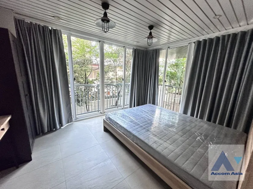 picture 🔼🔽 AccomA 📩  Modern home with bright blue interiors at Urbana Sukhumvit 15 (AA39741) - 18/20