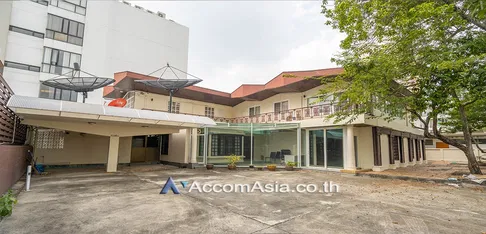 🔼🔽 AccomA 📩 Home Office 3 BR House in Khlong Toei (AA11344)