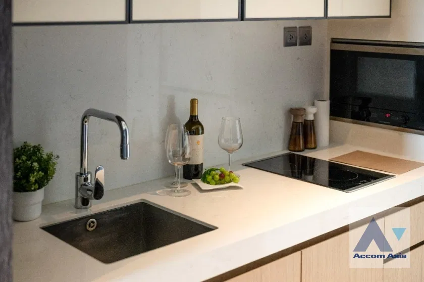 รูป 🔼🔽 AccomA 📩 Sleek high-floor condominium with bold style in Sukhumvit (AA41343) - รูปที่ 13/18