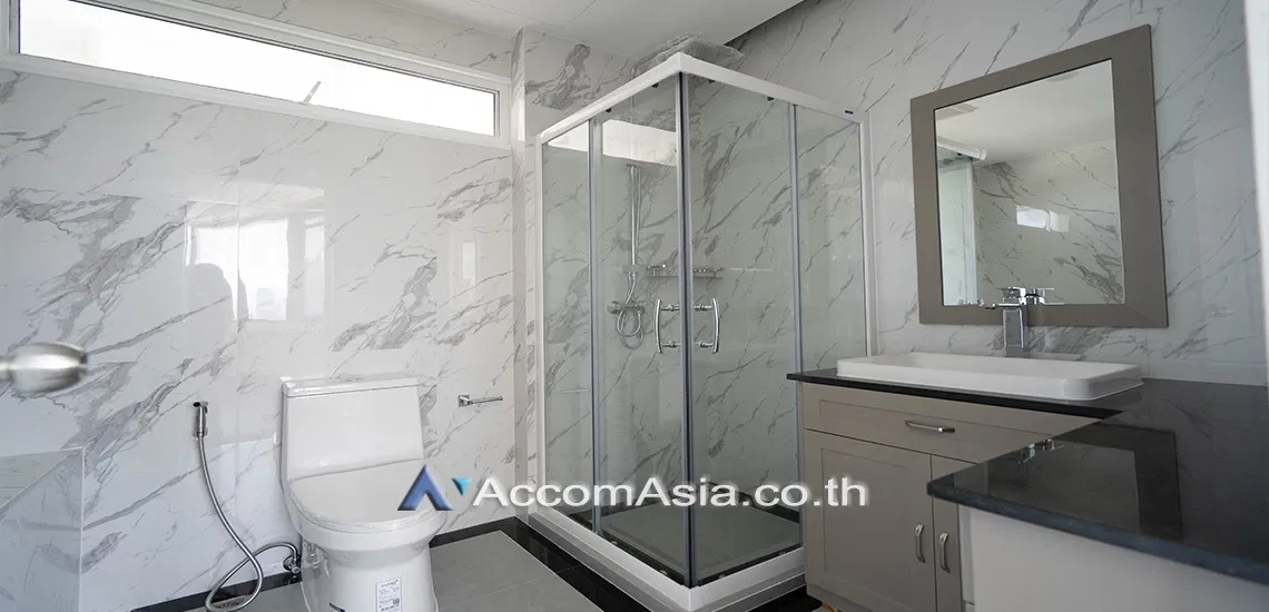 picture 🔼🔽 AccomA 📩 High-rise condo with skyline view and bright interior at Baan Yen Akard  (1518425) - 9/11