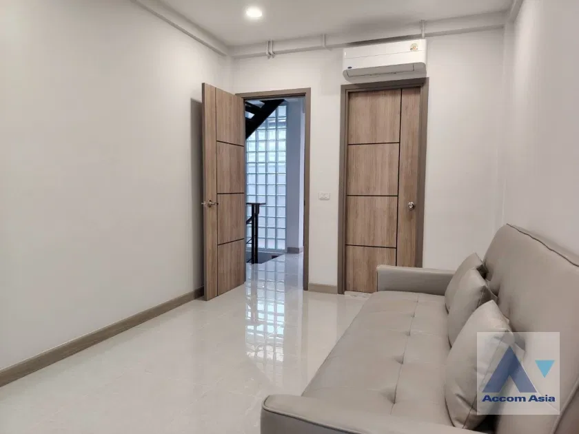 รูป 🔼🔽 AccomA 📩 Elegant townhouse with natural light and modern layout (AA42421) - รูปที่ 18/20