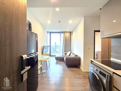 Whizdom Essence for rent, near Punnawithi BTS Station, next to True Digital Park. Corner unit, high floor, city and Chao Phraya River view. 