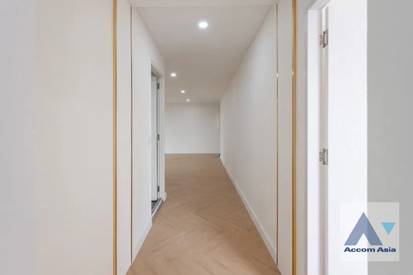 picture 🔼🔽 AccomA 📩 Spacious corner unit with modern white finishes and green-tile bathrooms (AA43454) - 20/20