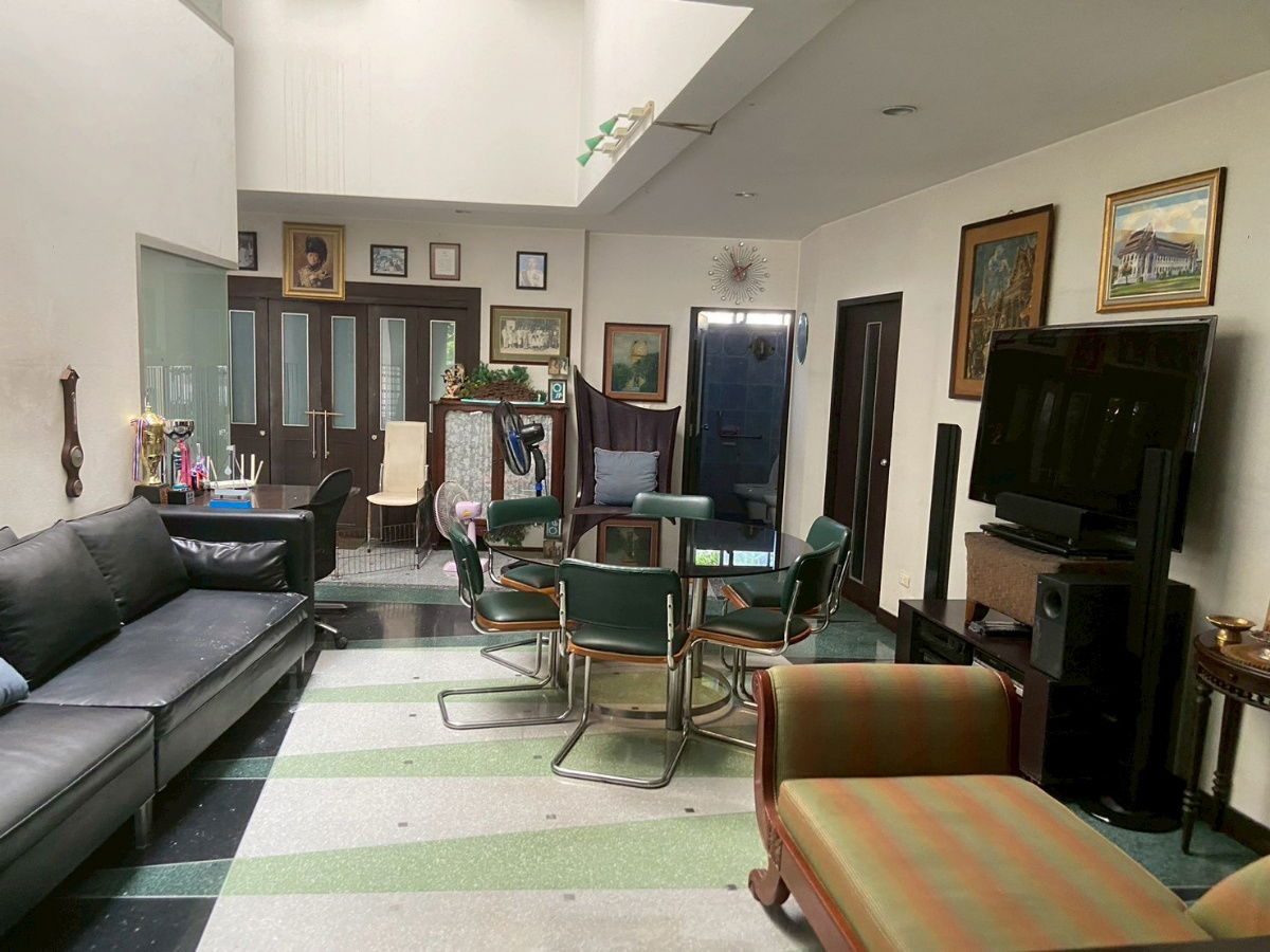 picture Buy and sell 3-story house, Town in Town, single house unique. The owner is an architect. Good function, light channels very good. ID: @951qfbfi - 1/19