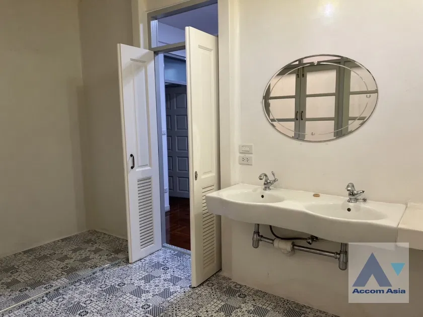 รูป 🔼🔽 AccomA 📩 Fully Furnished,Home Office,Pet friendly 4 BR Townhouse in Thung Maha Mek (AA43939) - รูปที่ 13/16