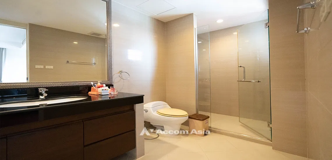 รูป 🔼🔽 AccomA 📩 Spacious condominium with bright red accent and balcony in Sathorn (28008) - รูปที่ 14/17