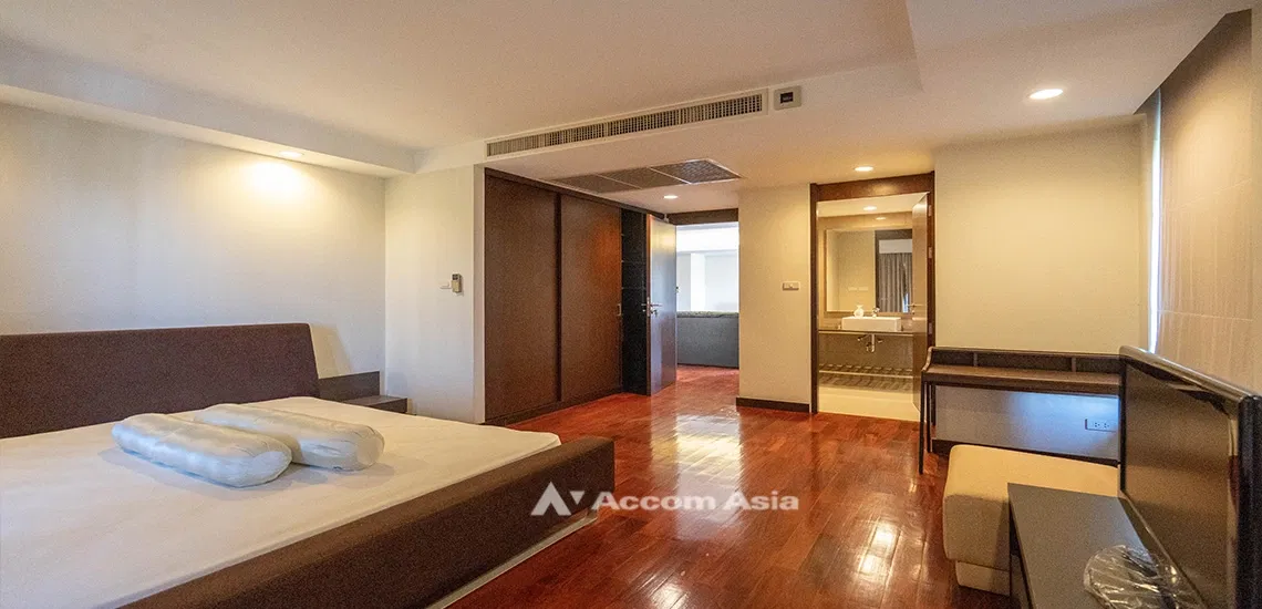 รูป 🔼🔽 AccomA 📩 Spacious condominium with bright red accent and balcony in Sathorn (28008) - รูปที่ 9/17