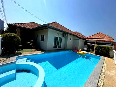 Houses for sale Pattaya Night Bazaar : Pattaya House with Private Pool in Pattaya Beach Side Thepprasit Road inside a safe and transquil village