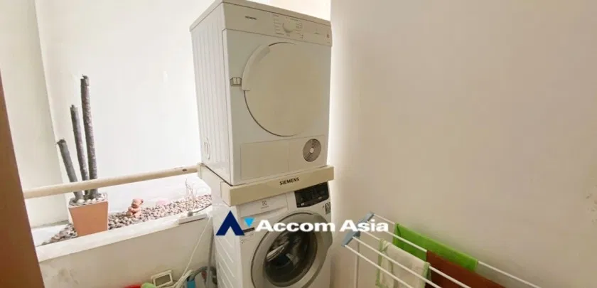 รูป 🔼🔽 AccomA 📩  Well-lit condominium with wood accents and panoramic windows in Sathorn (AA19577) - รูปที่ 16/18