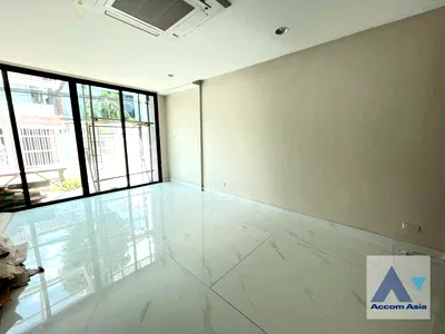 เช่าทาวน์โฮม MRT สุขุมวิท : 🔼🔽 AccomA 📩 Newly renovated,Common Pool 4 BR Townhouse @KLANG Nivas (AA43546)