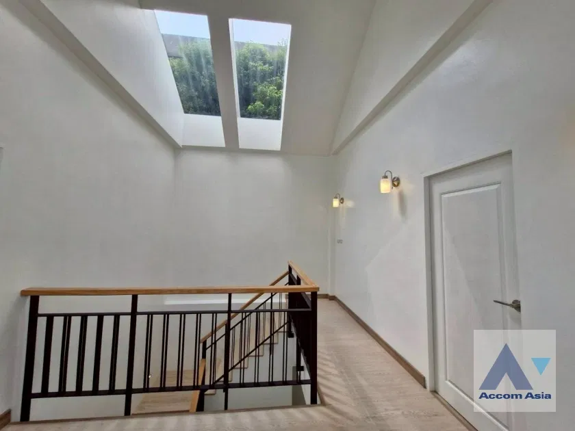picture 🔼🔽 AccomA 📩 Minimalist white home with skylight in Sathorn area (AA43631) - 3/10