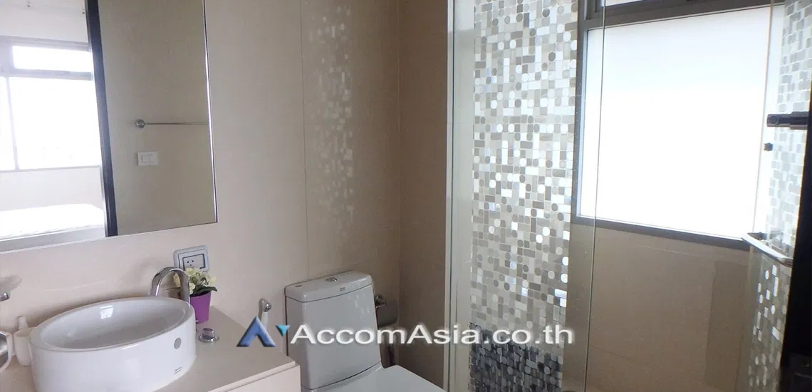 picture 🔼🔽 AccomA 📩 Built-in condo with city balcony and warm wood tones (1515298) - 9/9