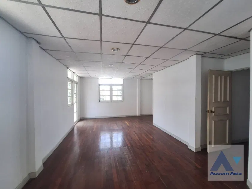รูป 🔼🔽 AccomA 📩 2-Storey Detached House for Rent and Sale | Perfect for Renovation in Sathorn (AA17365) - รูปที่ 10/17