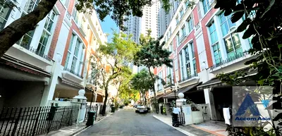 เช่าบ้านเดี่ยว ซอยทองหล่อ (สุขุมวิท 55) : 🔼🔽 AccomA 📩 Elegant classic-modern home in Baan Klang Krung Thonglor, thoughtfully designed for family living (AA41925) 