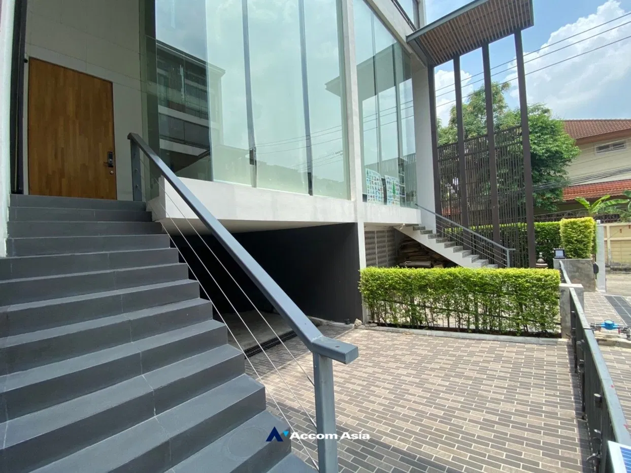 รูป 🔼🔽 AccomA 📩  Modern open-layout house in Punnawithi with high ceilings and natural light (AA15293 - รูปที่ 5/20