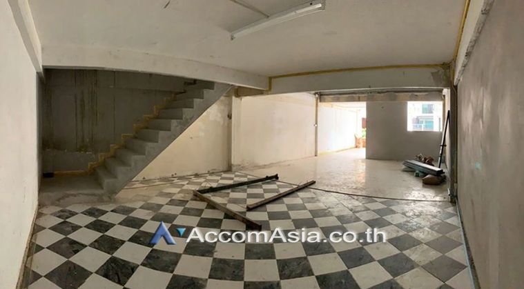 🔼🔽 AccomA 📩 Home Office 2 BR Townhouse in Khlong Toei Nuea (AA26696)