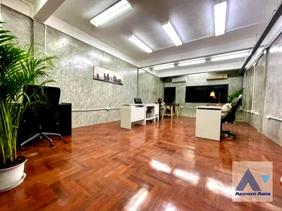เช่าทาวน์โฮม ถนนสีลม : 🔼🔽 AccomA 📩 Home Office,Pet friendly 3 BR Townhouse in Chong Nonsi (AA27831)