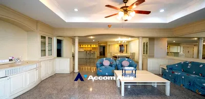 คอนโด BTS เอกมัย : 🔼🔽 AccomA 📩 Warm-tone condominium with built-in closets and open view balcony (28612)
