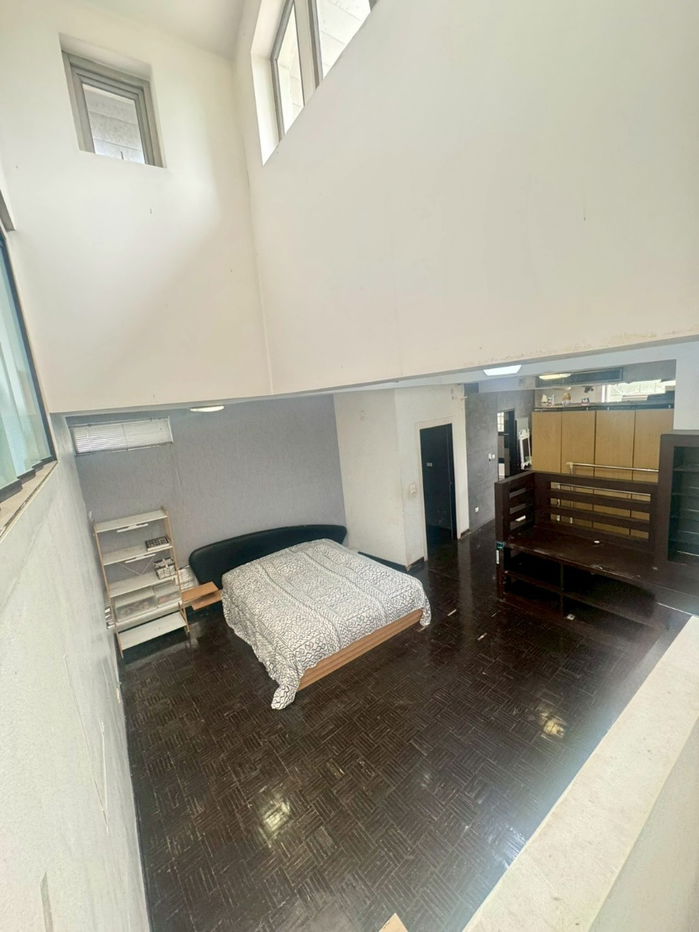picture Buy and sell 3-story house, Town in Town, single house unique. The owner is an architect. Good function, light channels very good. ID: @951qfbfi - 13/19