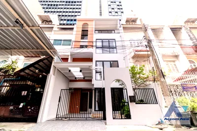 เช่าบ้านเดี่ยว ม.ราชภัฏวไลยอลงกรณ์ ศูนย์กรุงเทพ : 🔼🔽 AccomA 📩 Pet friendly 3 BR House in  Lumphini (AA41427)