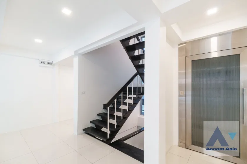รูป 🔼🔽 AccomA 📩 Modern 3.5-Storey Home with Indoor Rooftop – Perfect for Living or Home Office - Near BTS (1715007) - รูปที่ 13/20
