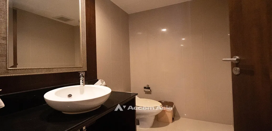รูป 🔼🔽 AccomA 📩 Spacious condominium with bright red accent and balcony in Sathorn (28008) - รูปที่ 12/17