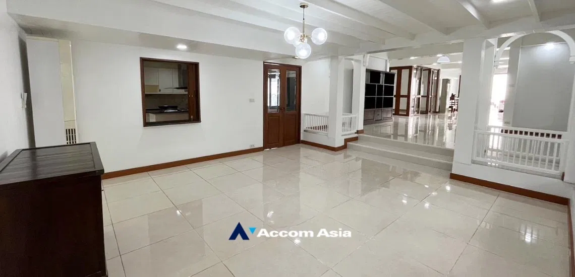 รูป 🔼🔽 AccomA 📩 Exclusive Detached House for Rent in Ekkamai – Private Gated Compound with Only 2 Homes! Shared Swimming pool & Garden (610073) - รูปที่ 13/20