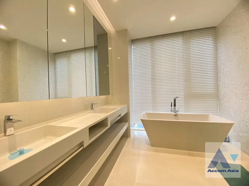 รูป 🔼🔽 AccomA 📩  Elegant condominium with soft interiors and skyline views in Sukhumvit (AA43540) - รูปที่ 16/19