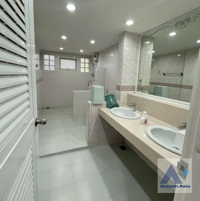 รูป 🔼🔽 AccomA 📩 Warm and Timeless Home with Rich Wood Interior in Sathorn (AA18380) - รูปที่ 20/20
