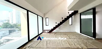 ทาวน์โฮม สุขุมวิท ตอนกลาง : 🔼🔽 AccomA 📩 Brand-new townhome in Moon Terrace Village, near BTS Phrom Phong (AA32924)