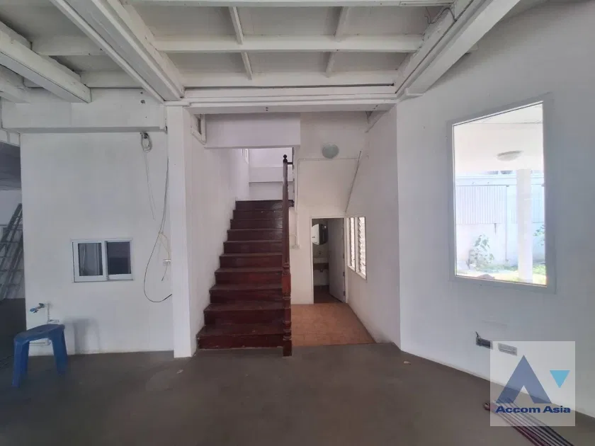 รูป 🔼🔽 AccomA 📩 2-Storey Detached House for Rent and Sale | Perfect for Renovation in Sathorn (AA17365) - รูปที่ 6/17