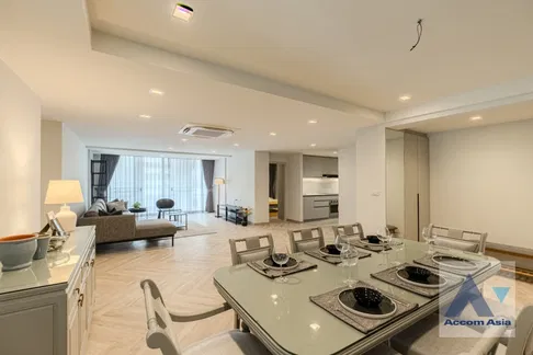 🔼🔽 AccomA 📩 Gorgeous white-tone condo with classic charm and full built-ins (24253)