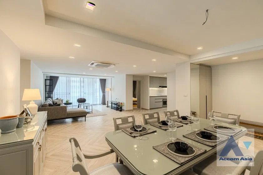 picture 🔼🔽 AccomA 📩 Gorgeous white-tone condo with classic charm and full built-ins (24253) - 1/18