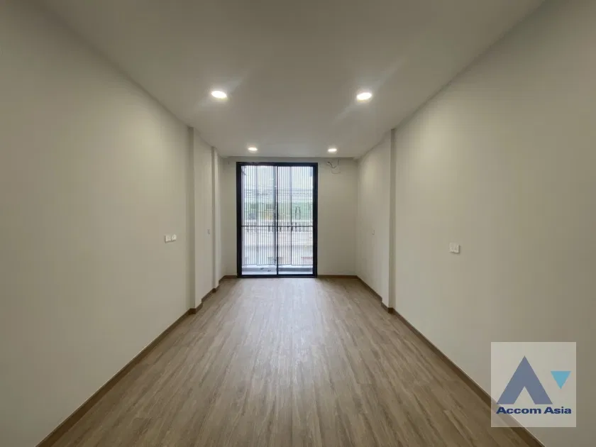 รูป 🔼🔽 AccomA 📩 Newly renovated 3 BR House in Khlong Ton Nuea (AA44322) - รูปที่ 8/20