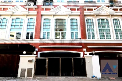 Townhouses for rent Srinakharinwirot University Prasanmit Campus : 🔼🔽 AccomA 📩 Spacious townhouse with modern interior in the Sathorn area (AA39160)