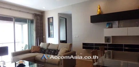 🔼🔽 AccomA 📩 Built-in condo with city balcony and warm wood tones (1515298)