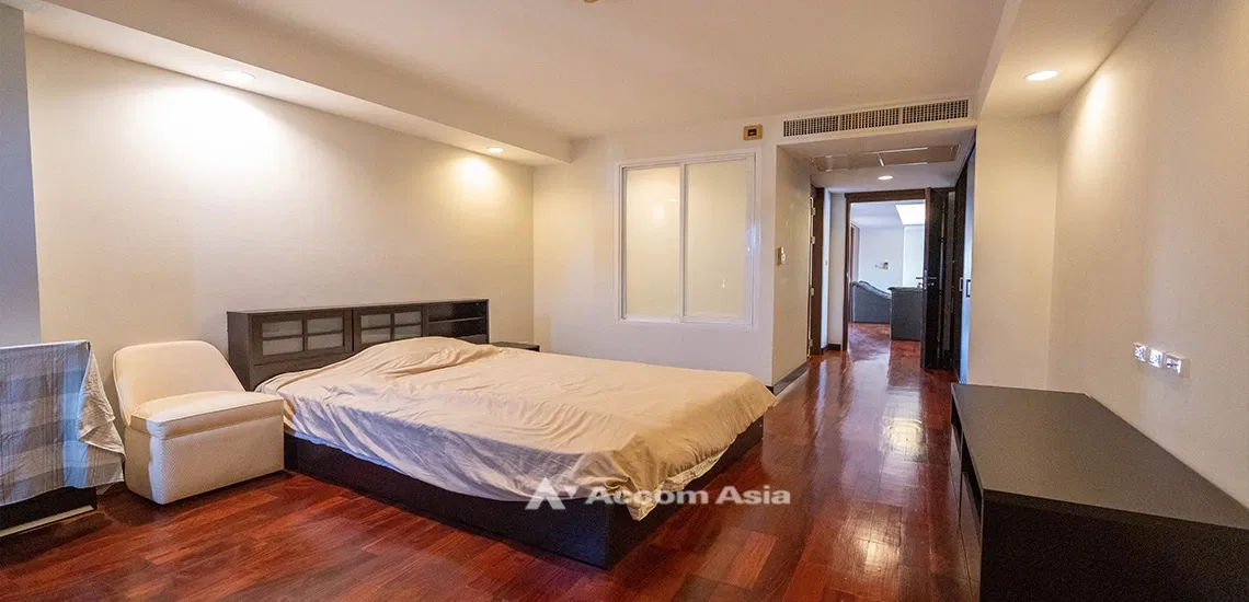รูป 🔼🔽 AccomA 📩 Spacious condominium with bright red accent and balcony in Sathorn (28008) - รูปที่ 10/17