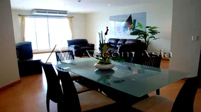 Condos for rent : 🔼🔽 AccomA 📩 Simple modern condo with natural light and soft neutral tones in Sukhumvit (20537)
