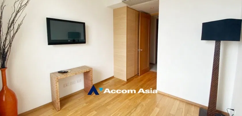 รูป 🔼🔽 AccomA 📩  Well-lit condominium with wood accents and panoramic windows in Sathorn (AA19577) - รูปที่ 11/18