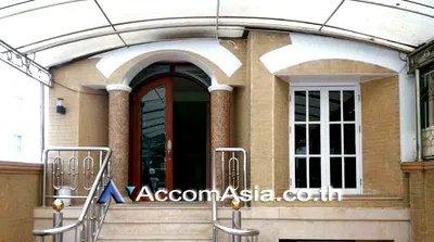 เช่าทาวน์โฮม ถนนสีลม : 🔼🔽 AccomA 📩 Townhouse with classic look and natural light in Sathorn (AA17368)