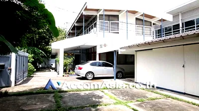 บ้านเดี่ยว BTS เอกมัย : 🔼🔽 AccomA 📩  3 BR House in Khlong Ton Nuea (AA18540)