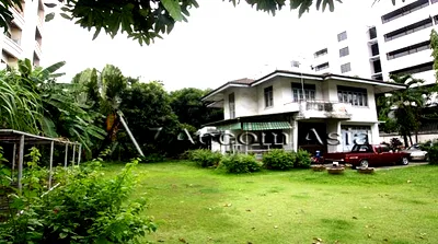 เช่าบ้านเดี่ยว เขตสาทร : 🔼🔽 AccomA 📩 Large garden house with classic Thai design and wood interiors (1718861)