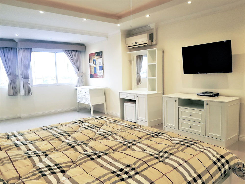picture 2 Bedrooms Condominium @ Rungfa Condominium - 26/27
