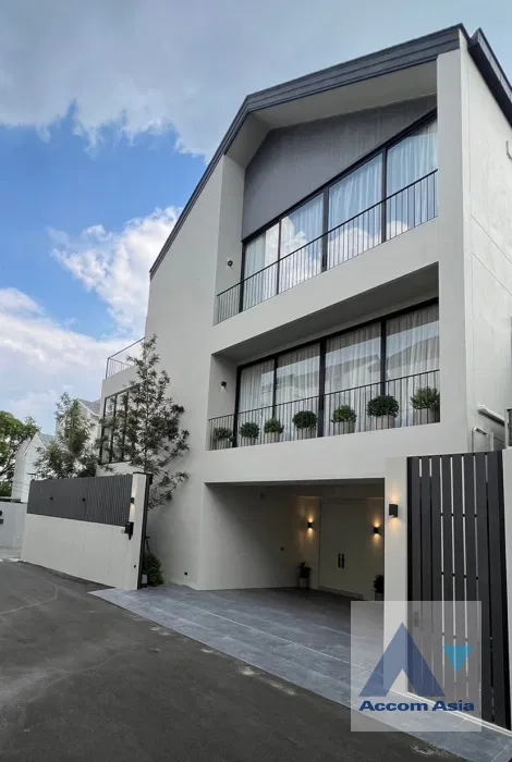 picture 🔼🔽 AccomA 📩 Warm Minimalist Home with Natural Light - 1/12