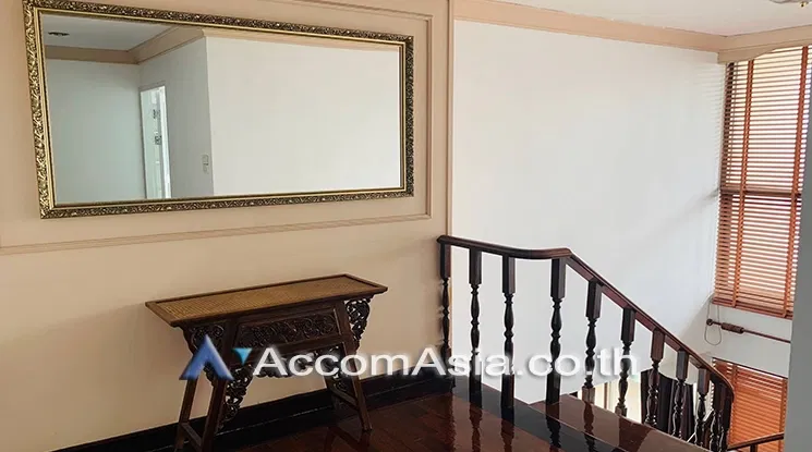 picture 🔼🔽 AccomA 📩 Bright corner unit with warm wood floors and private garden balcony (2045801) - 6/13