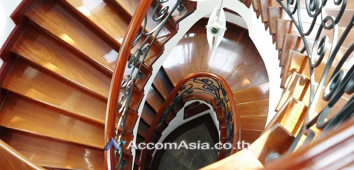 รูป 🔼🔽 AccomA 📩  Elegant European-Style Home with Central Spiral Staircase (AA22749) - รูปที่ 10/20