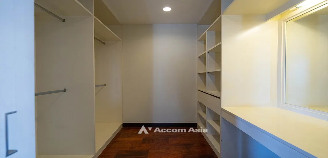 รูป 🔼🔽 AccomA 📩 Spacious condominium with bright red accent and balcony in Sathorn (28008) - รูปที่ 17/17