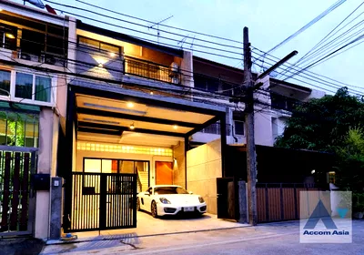 ทาวน์โฮม BTS พระโขนง : 🔼🔽 AccomA 📩 Pet friendly 5 BR Townhouse in Khlong Ton Nuea (AA30344)