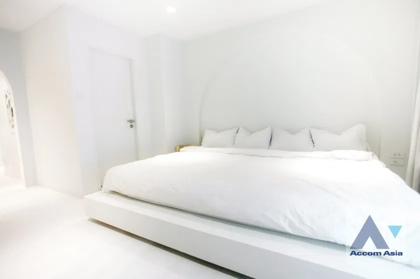 picture 🔼🔽 AccomA 📩 Newly renovated 2 BR Condominium @Navin Court (AA44330) - 10/20